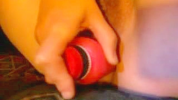 BBW peluda se masturbando e chupando dildo em solo caseiro