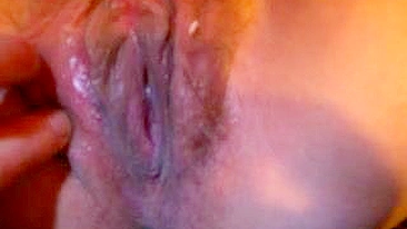 BBW peluda se masturbando e chupando dildo em solo caseiro