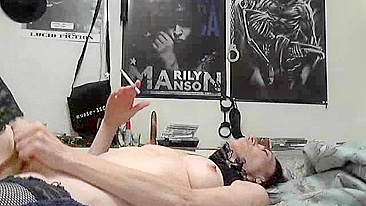 Vovó Rocker Madura se Masturba no Cu com Consolo e Meias