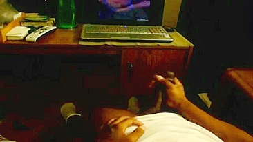 Negão Amador se Masturba pra Loirinhas em Vídeo Solo Caseiro