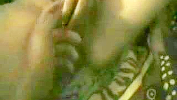 Esposa MILF Se Masturba com Vibrador Rosa e Consolos