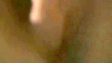 Esposa MILF Se Masturba com Vibrador Rosa e Consolos