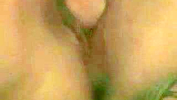 Esposa MILF Se Masturba com Vibrador Rosa e Consolos