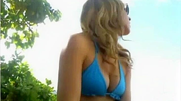 Novinha se Masturbando na Praia pro Namorado com Consolo e Cabelo Loira!