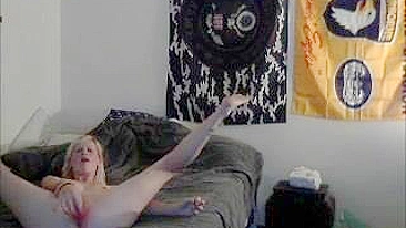 Mãe em masturbação caseira com calcinha rosa e toys