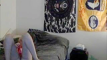 Mãe em masturbação caseira com calcinha rosa e toys