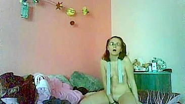 Morena Universitária em Masturbação Solo Sensual com Consolo e Dedos