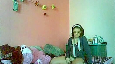 Morena Universitária em Masturbação Solo Sensual com Consolo e Dedos