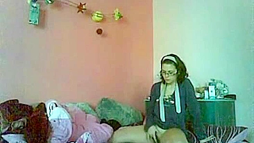 Morena Universitária em Masturbação Solo Sensual com Consolo e Dedos