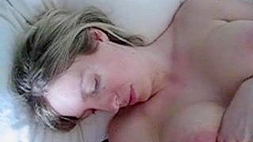 MILF peituda se masturbando e chupando o pau do hubby!
