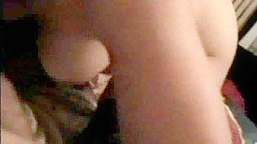 MILF Mamãe Caseira Chupando Consolo com Meias