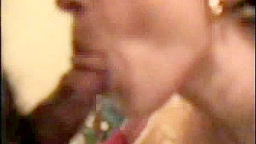 MILF Mamãe Caseira Chupando Consolo com Meias