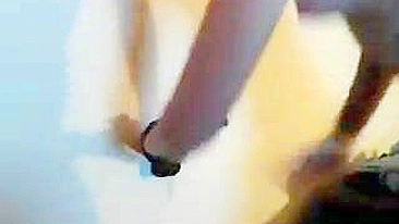 Mãe MILF Caseira Se Masturba com Peitinhos Pequenos e Corpo Magro