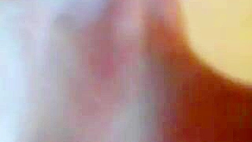 Mãe MILF Caseira Se Masturba com Peitinhos Pequenos e Corpo Magro