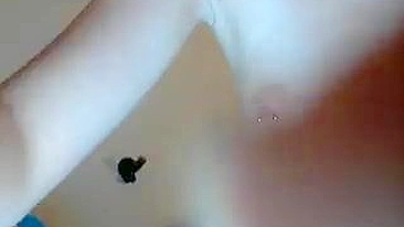 Mãe MILF Caseira Se Masturba com Peitinhos Pequenos e Corpo Magro