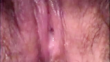 Masturbação Caseira com Gordinha Peluda Gemendo até o Orgasmo