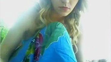 Loira Universitária Exibida Se Masturba na Praia com Brinquedo Caseiro