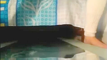 Amadora Gozando com Consolo e Brinquedos em Masturbação Anal na Webcam