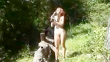 MILF Ruiva Se Masturba ao Ar Livre com Consolo Gigante e Óculos!