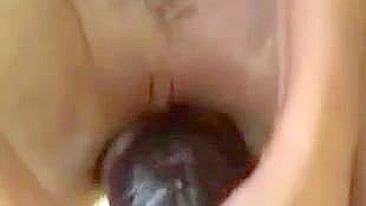 MILF Ruiva Se Masturba ao Ar Livre com Consolo Gigante e Óculos!