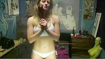 Gatinha Amadora se Masturba Extremo com Consolos e Webcam