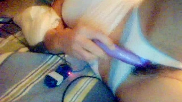 Mãe MILF Peluda se Masturba Sozinha com Consolo Amador