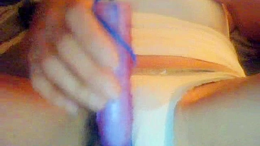 Mãe MILF Peluda se Masturba Sozinha com Consolo Amador