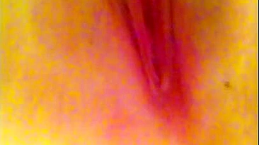 MILF Se Masturba em Casa com Buceta Depilada e Gozada Gemendo Alto