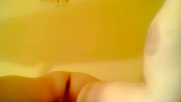 Masturbação Orgásmica de Costas com Peitões Grandes e Buceta Gordinha