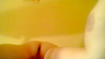 Masturbação Orgásmica de Costas com Peitões Grandes e Buceta Gordinha