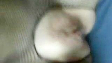 MILF Amadora Cavalga Consolo Gemendo em Masturbação Caseira