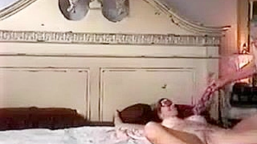 MILF Vendada em Bondage Se Masturba com Vibrador e Consolo - BDSM Amador Caseiro