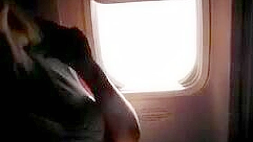 Garota da Facul Se Masturba em Público no Avião e Goza!
