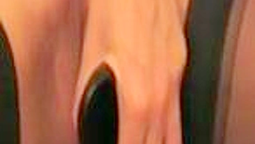 MILF se masturbando com consolo e chupando a gozada do maridão!