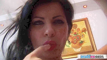 Morena Amadora Dedando os Peitões em Masturbação Caseira Solo