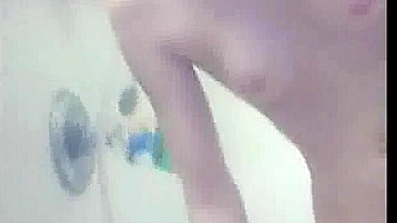 Loirinha Universitária Amadora se Masturba no Chuveiro Pegada na Webcam!