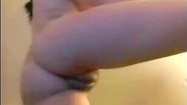 Morena Amadora se Masturba com Peitões na Webcam!