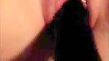 MILF se Masturba com Consolo Preto Grande em Dupla Penetração Amadora
