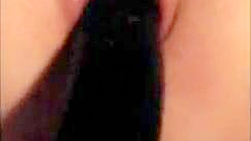 MILF se Masturba com Consolo Preto Grande em Dupla Penetração Amadora