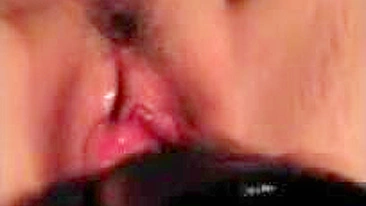 MILF se Masturba com Consolo Preto Grande em Dupla Penetração Amadora