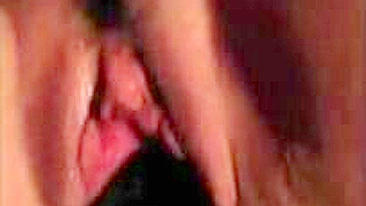 MILF se Masturba com Consolo Preto Grande em Dupla Penetração Amadora