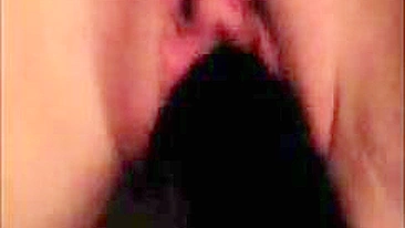 MILF se Masturba com Consolo Preto Grande em Dupla Penetração Amadora