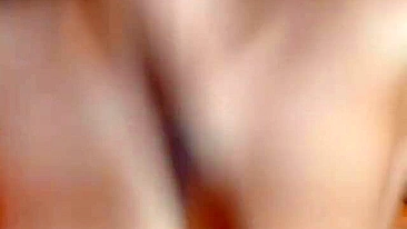 Se Masturbando com Buceta Piercing e Peitões! Amadora DP na Webcam Esguichando