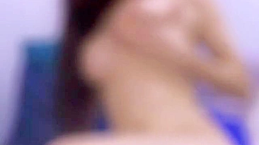 Morena Teen se Masturba Fodendo o Cu com Consolo na Webcam!