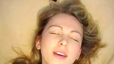 Loirinha Novinha Se Masturba até Gozar em Sessão Solo