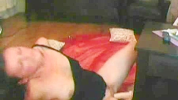 Morena de Peitinhos se Masturbando Goza Forte Cavalgando Consolo!