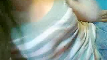 Pornstar Novinha Melissa se Masturba na Webcam com Óculos e Dedos na Buceta