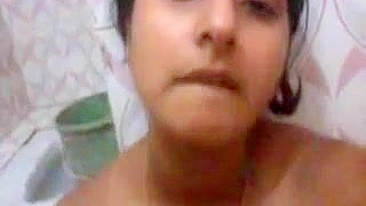 Morena Bengali Amadora Dedilha Peitões em Vídeo Caseiro