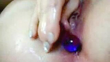 Masturbação Anal com Contas e Dildos no Rabo