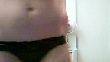 Loira de Óculos Dançando se Masturba de Calcinha Fio Dental e Striptease